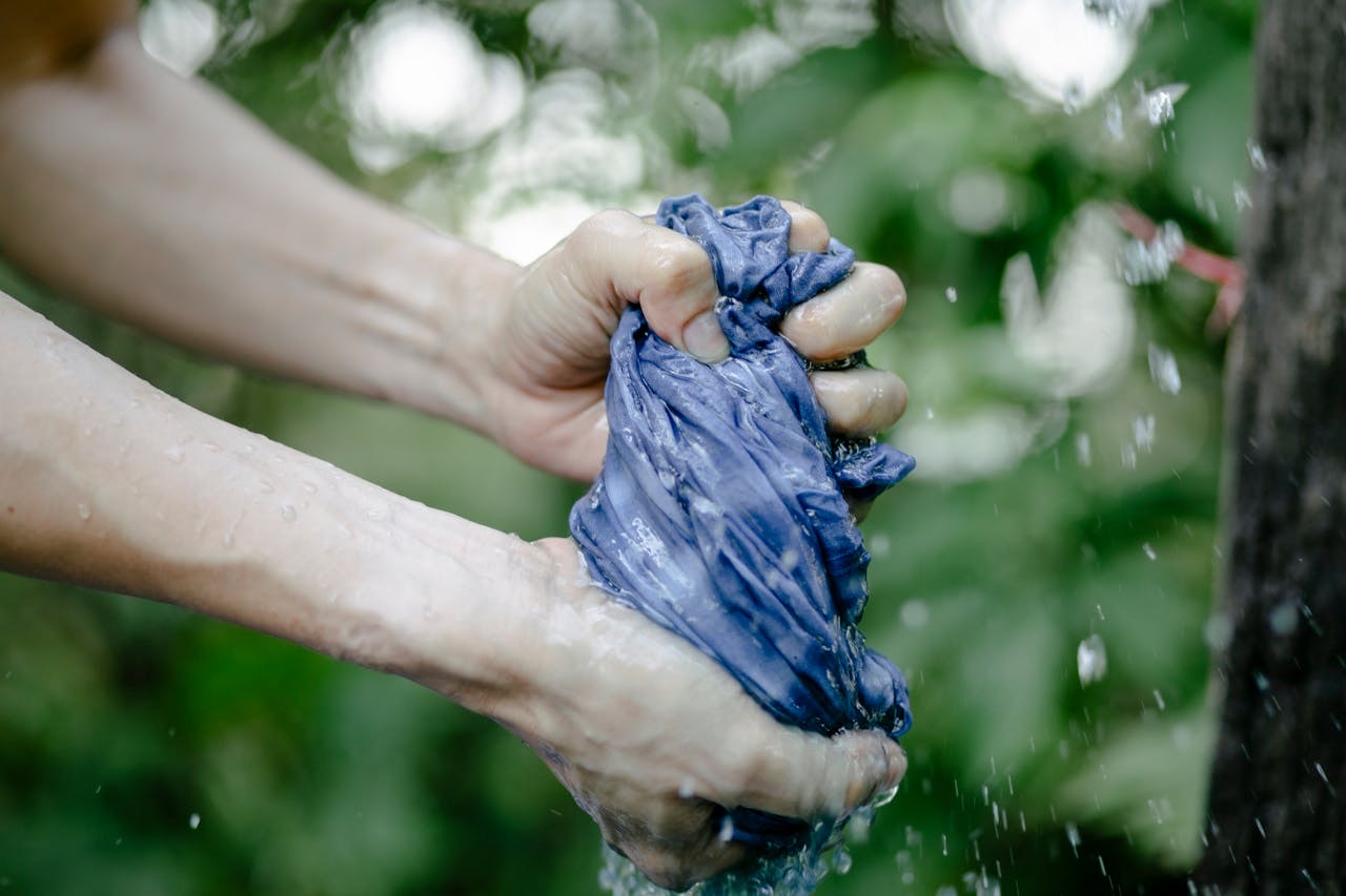 Cómo eliminar manchas difíciles sin dañar la ropa: guía práctica (vino, grasa, sangre…)