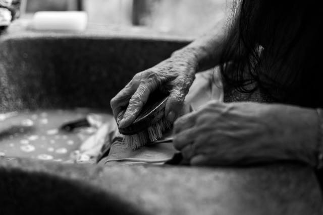 Cómo Tratar Manchas Difíciles en el Hogar: Consejos de Lavandería Profesional