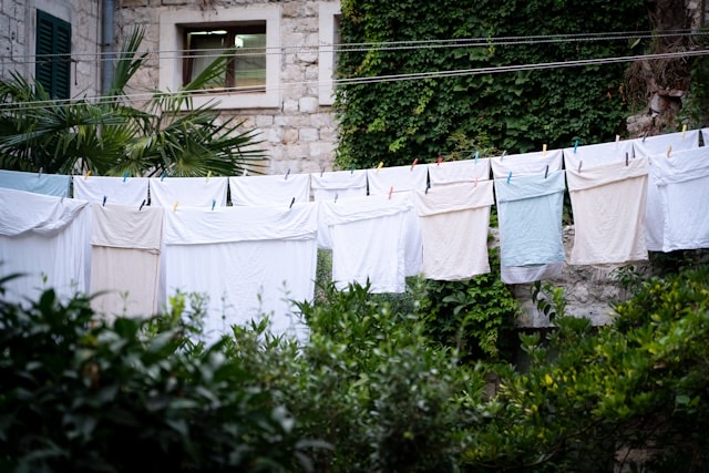 Verano y Secado al Sol: Cómo Cuidar Tus Textiles en la Época Estival