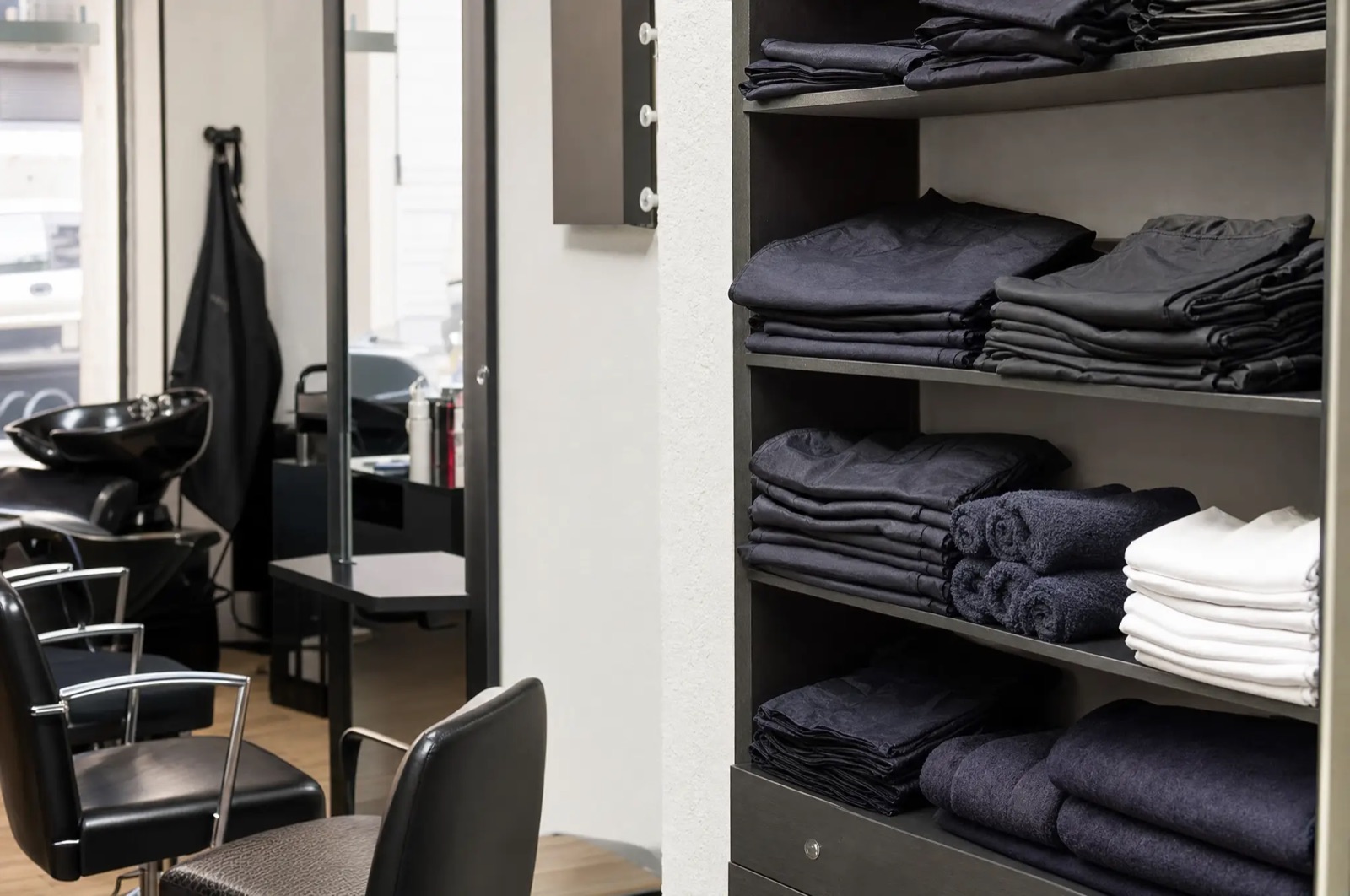 Renting de uniformes para peluquerías en Madrid: cuándo compensa frente a la compra