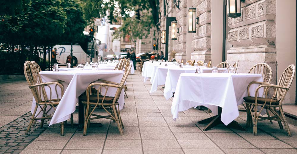 Restaurante con manteles y servilletas limpios