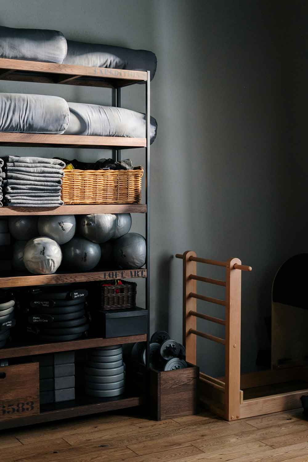 Estantería de gimnasio con toallas y equipo deportivo