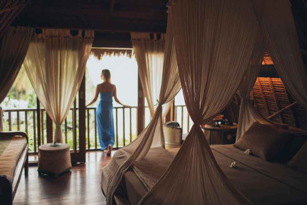 Habitación de hotel con cama boho