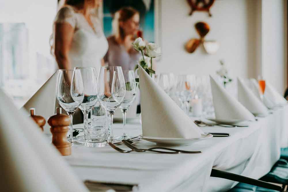 Mesa de restaurante con servilletas de tela