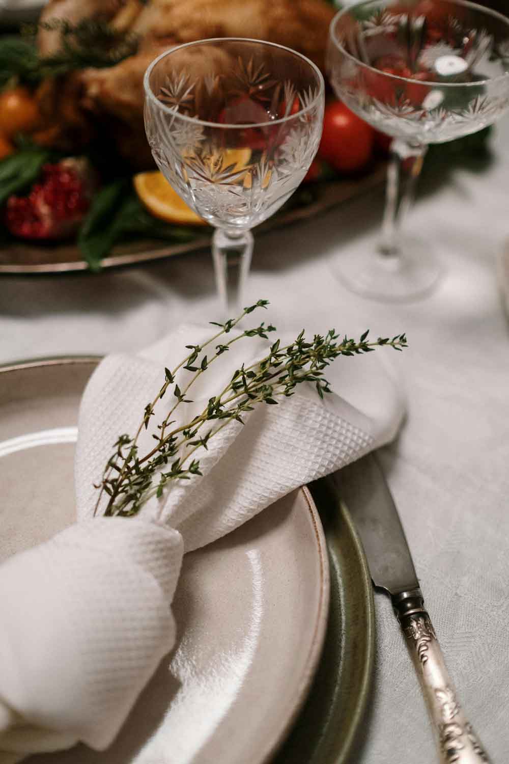 Mesa decoirativa de navidad con servilleta de tela blanca