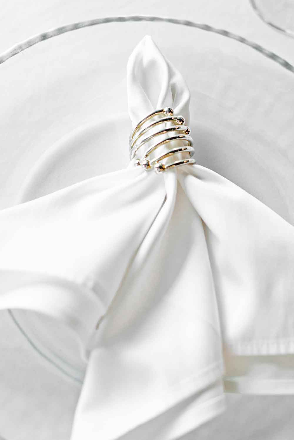 Servilleta blanca de tela con decorado de plata