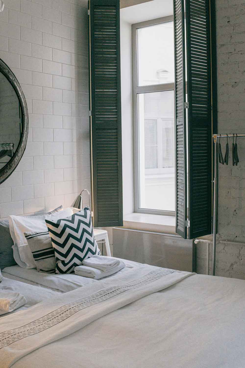 Habitación de casa rural con decoración minimalista y cojines con patrones negros y blancos