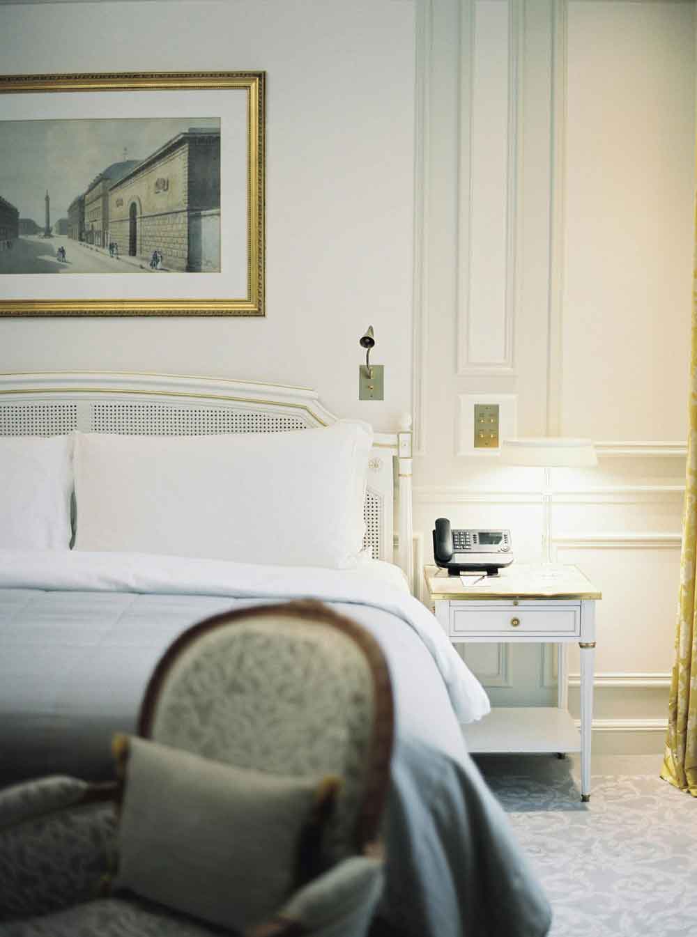 Habitación de hotel de lujo con sábanas blancas