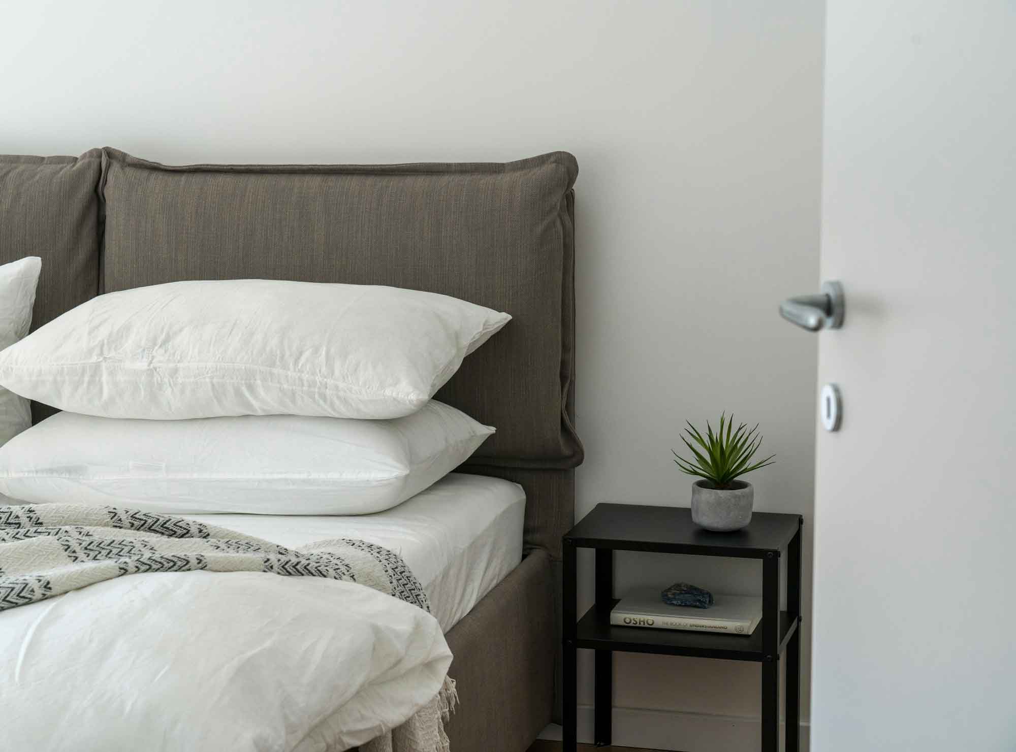 Cama de hotel con sábanas blancas