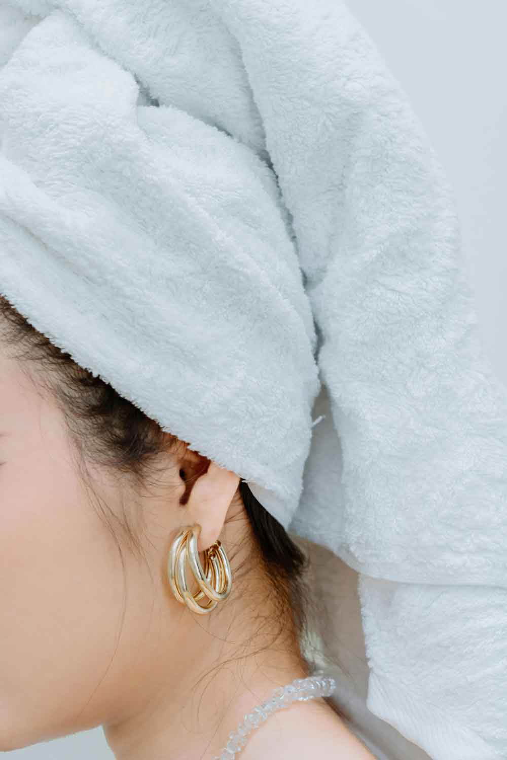 Mujer con toalla blanca en la cabeza